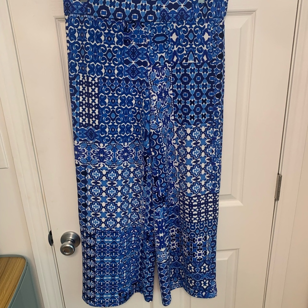 Isaac Mizrahi Blue and White Patterned Pants. Medium petite